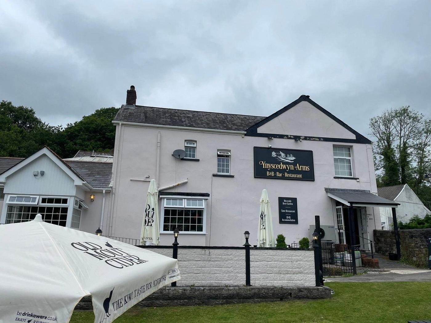 Ynyscedwyn Arms Hotel Ystradgynlais Buitenkant foto