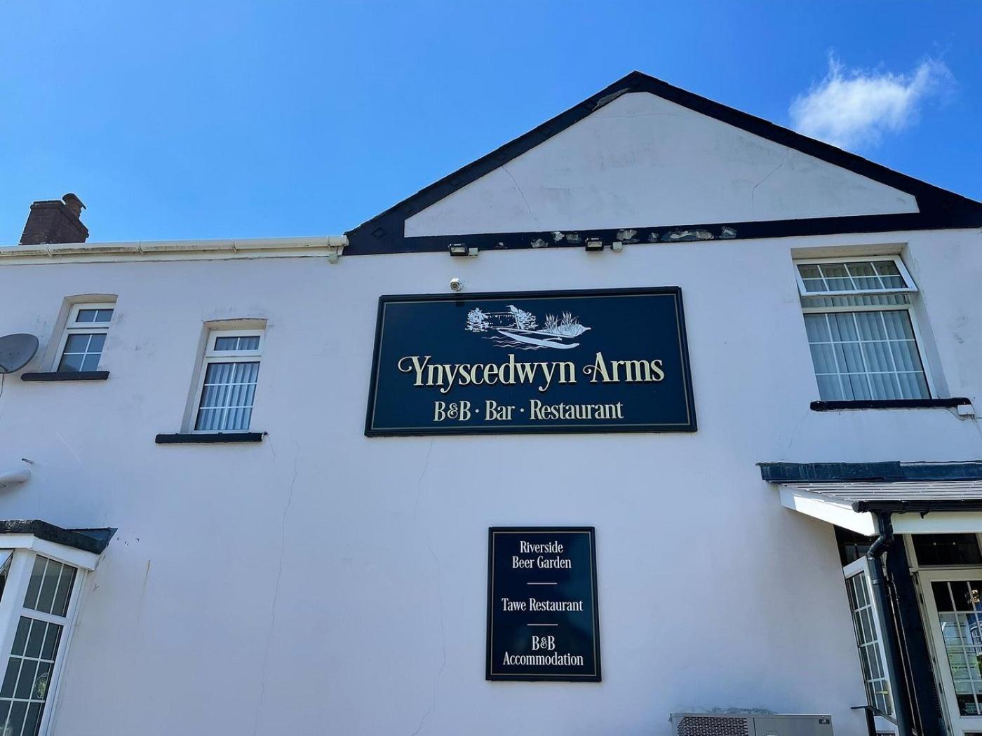 Ynyscedwyn Arms Hotel Ystradgynlais Buitenkant foto